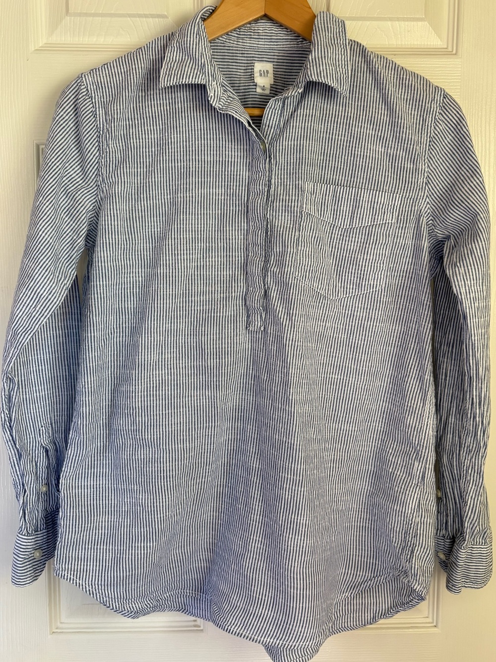 GAP women’s blue and White Striped Button-Down Shirt small